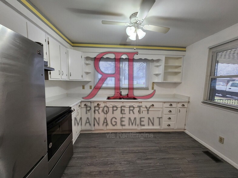 Building Photo - 2436 Charlemagne St