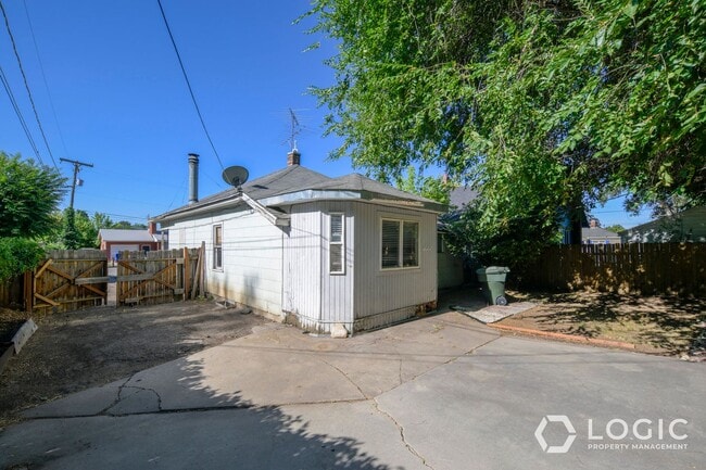 Building Photo - Great 2 Bedroom House on Dead End Street!