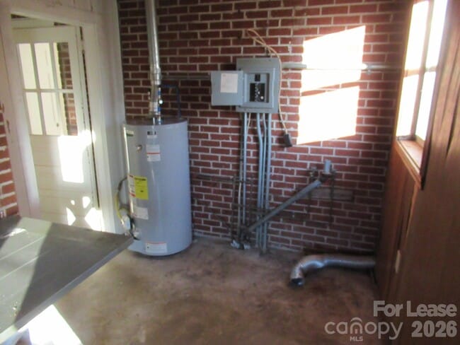 Building Photo - 505 S Cedar St