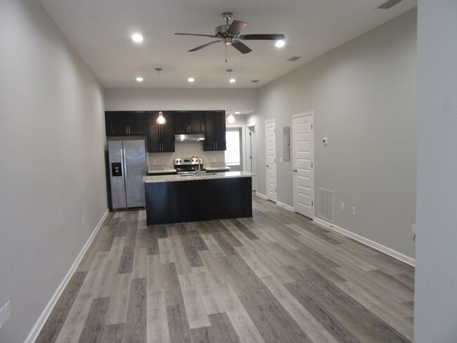 Building Photo - 612 Helen Ave