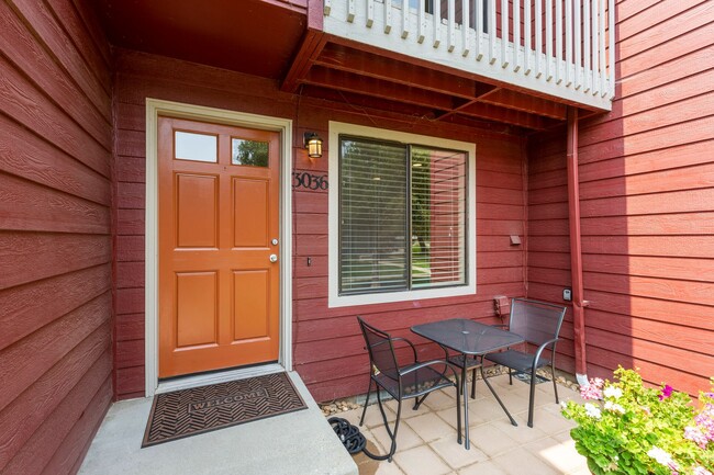 Building Photo - Central 2 bed 1.5 bath Townhouse