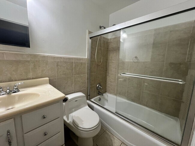 Building Photo - Lovely 1 BR/1 BA Lower Level Condo in Glov...