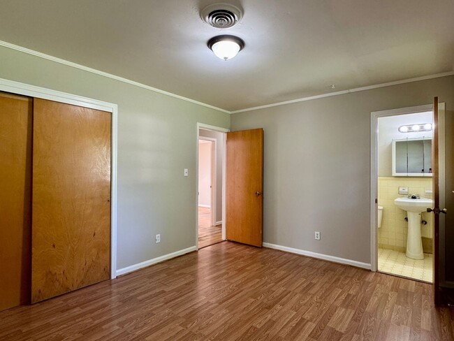 Building Photo - Cute & Cozy 3 Bedroom / 2 Bathroom in Mont...