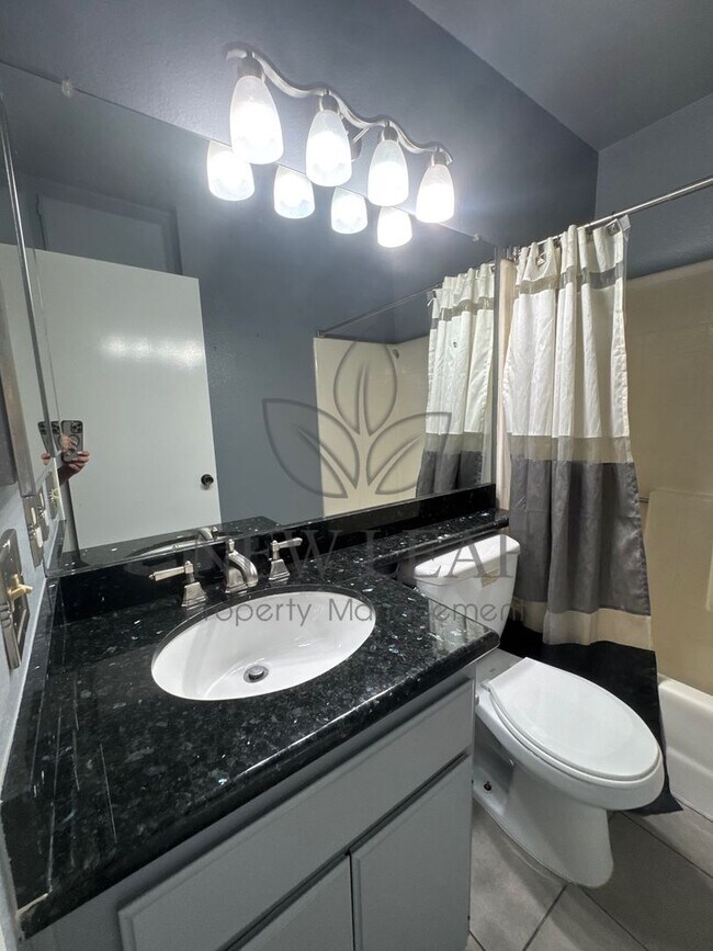 Building Photo - Stunning 2 Bedroom in the Heart of Ontario