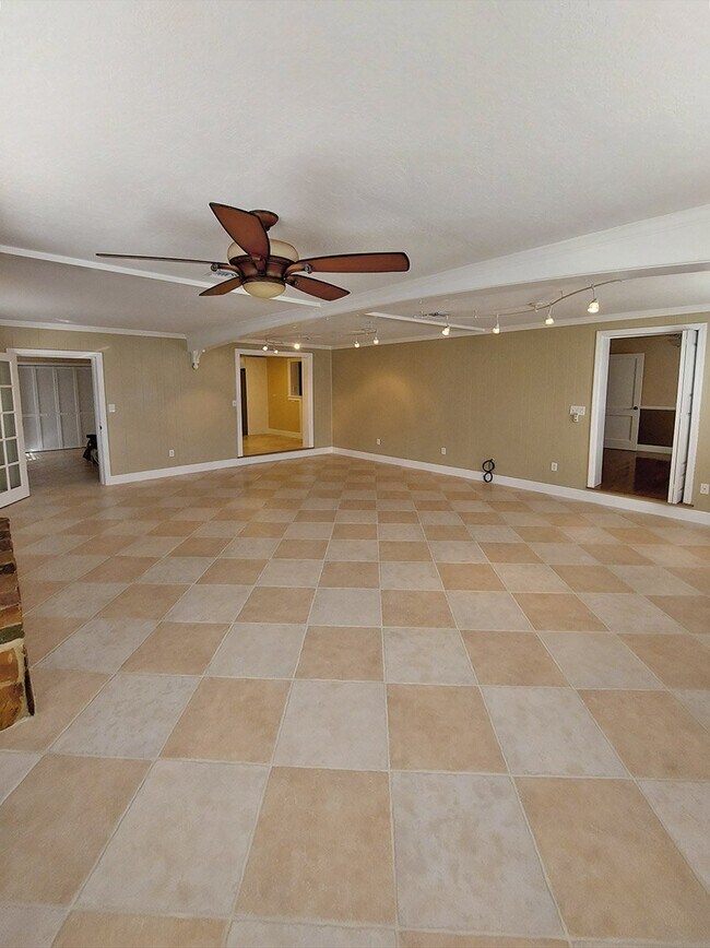 Building Photo - 344 Vesta Cir