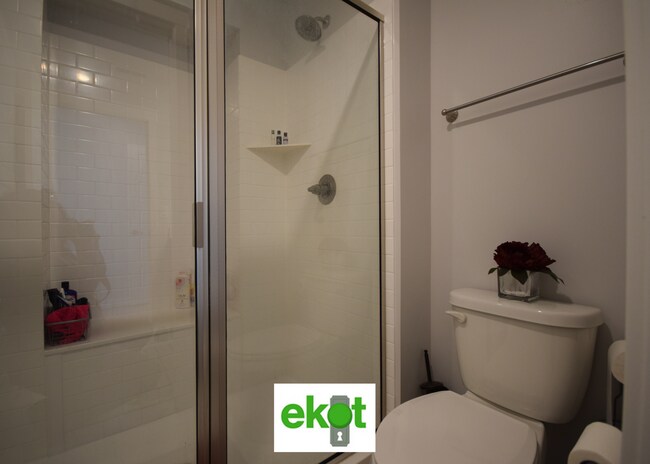 Building Photo - Spacious Townhome Near Shopping! 3 BD 2.5 BTH