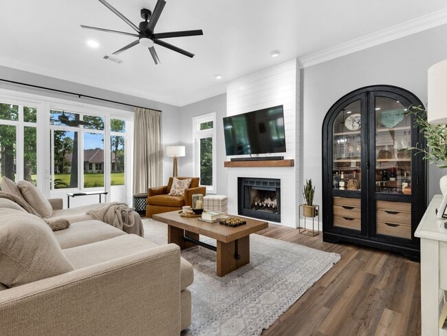 Building Photo - Stunning Furnished 3-Bedroom Golf Course H...