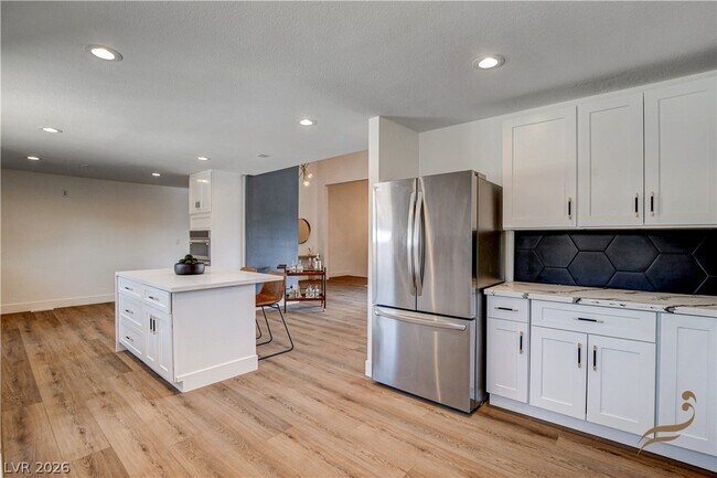 Building Photo - 2685 S Tenaya Way