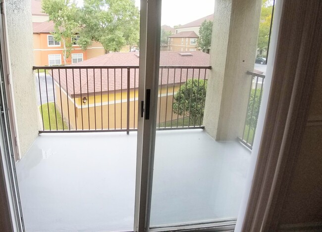 Building Photo - Gorgeous Remodeled 2/2 Floors Condo For Re...