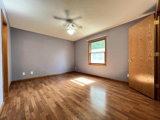 Building Photo - 2305 Eastlawn Dr