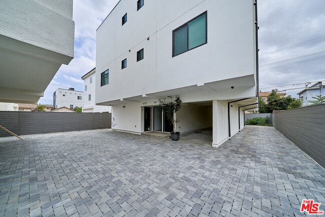 Building Photo - 601 1/4 W 41st Pl