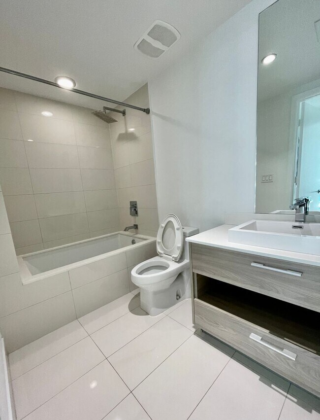 Building Photo - Luxury 1BR Condo at Dua Miami / SLS Brickell