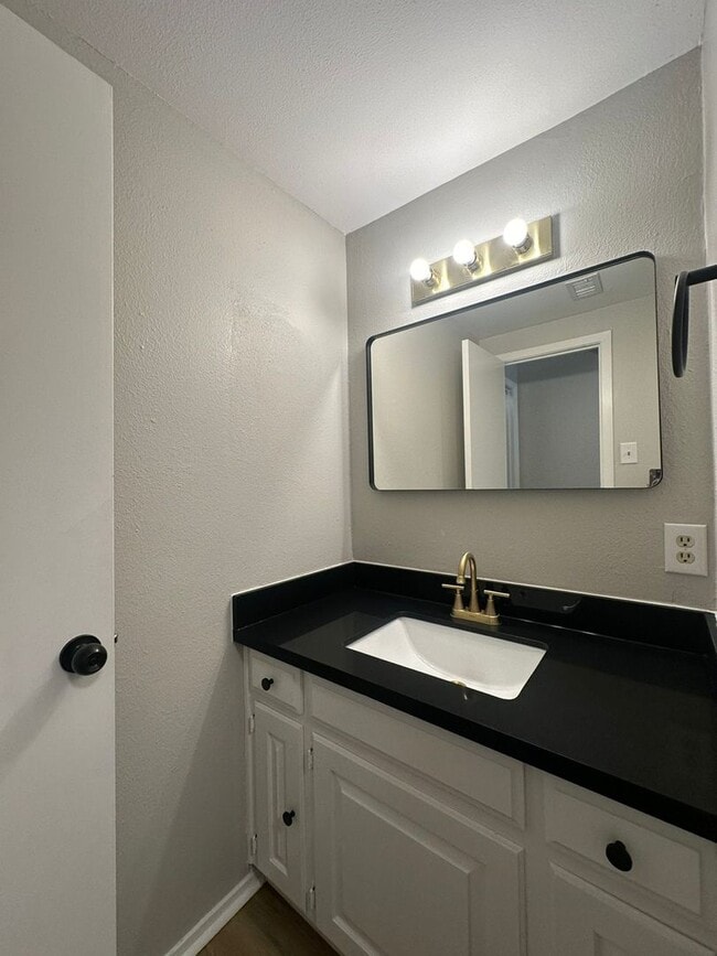 Building Photo - Coming Soon- 3 Bedroom 2 Bath in Whitehouse!