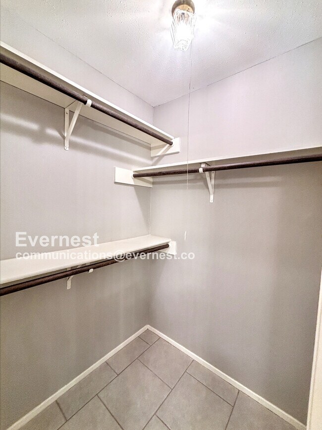 Building Photo - Stunning 3 Bed, 2.5 Bath Home with Modern ...
