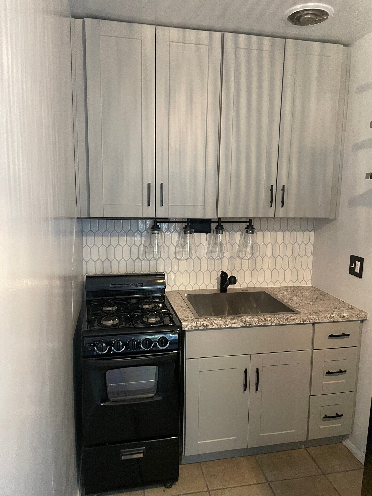 Building Photo - 2024 Argyle Ave