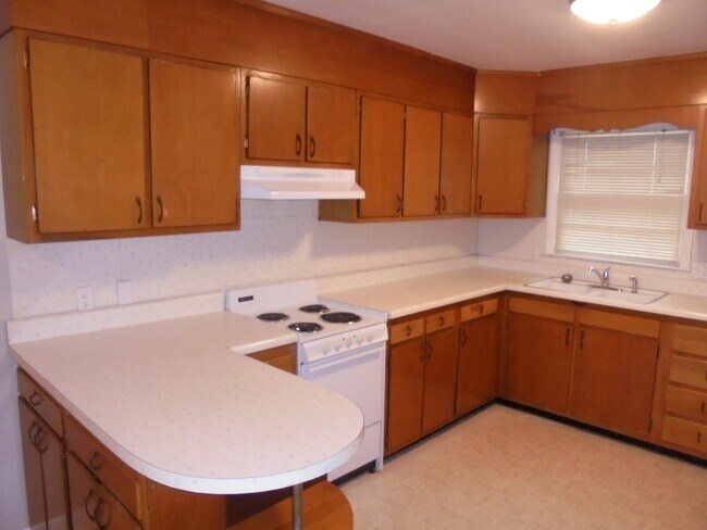 Building Photo - Cozy one level apartment with hardwood floors