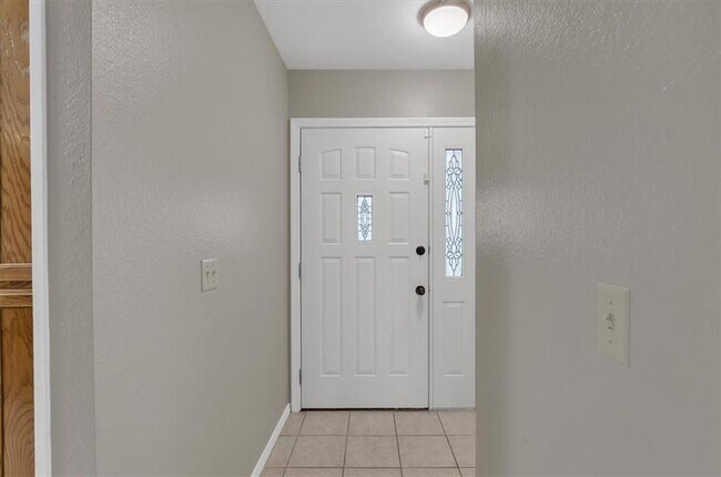 Building Photo - 5 Yates Ln