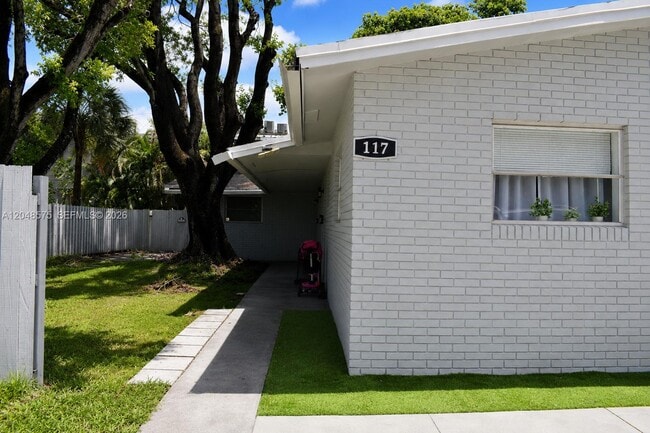 Building Photo - 117 NE 30th Ct