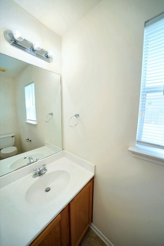 Building Photo - Lovely Home in Gated Universal City Neighb...