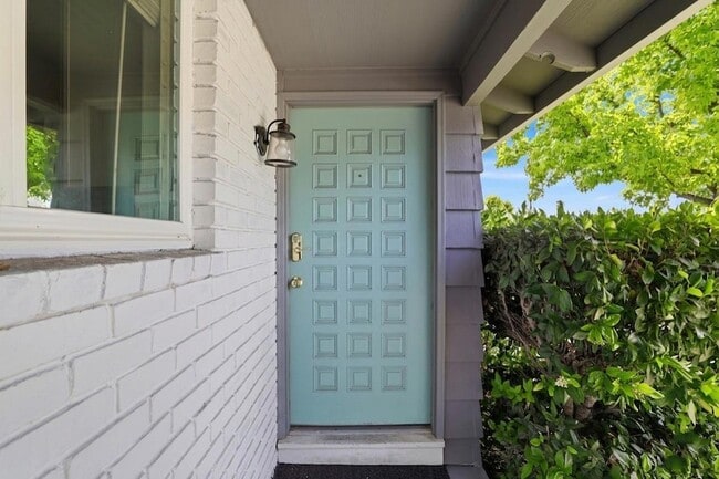 Building Photo - 1714 Woodridge Way