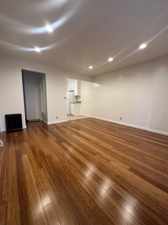 Building Photo - 2320 W 24th St