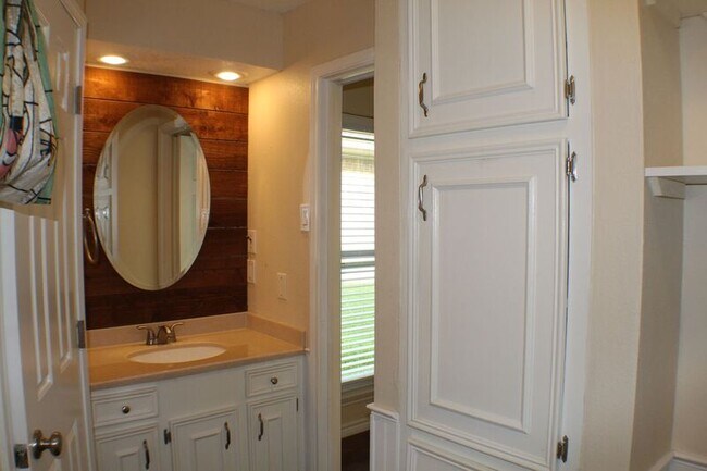 Building Photo - 7838 Williams Ave