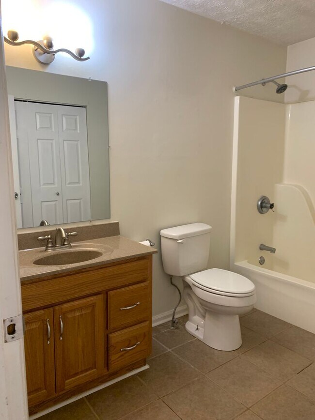 Building Photo - 3 Bedroom 1 Bath House