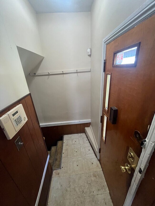 Building Photo - Comfortable 2-Bedroom Single-Family Home with Washer/Dryer Hookups