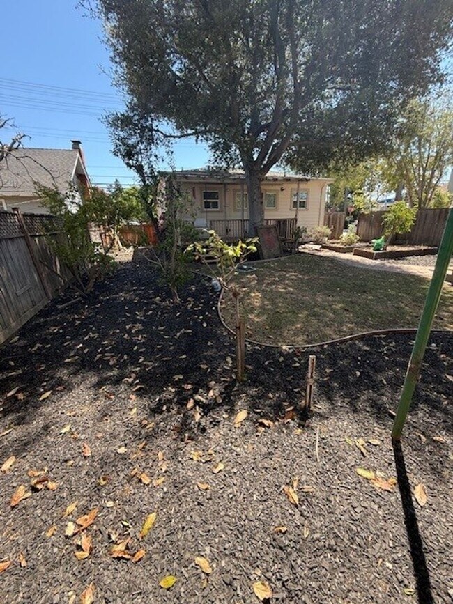 Building Photo - Burlingame Charming One-Bedroom Home  Open Saturday 3:30pm