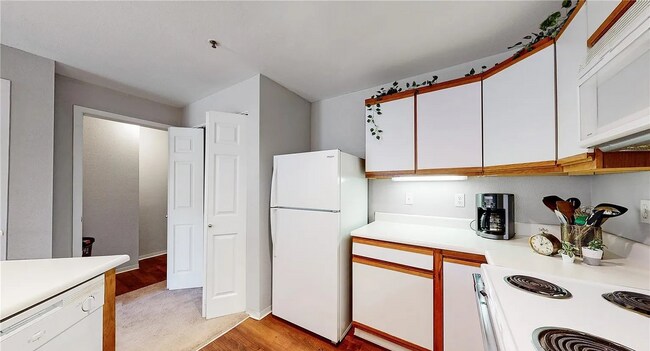 Building Photo - "Charming 1-Bedroom Condo with Mountain Views & Pool in Prime Boulder Location!"