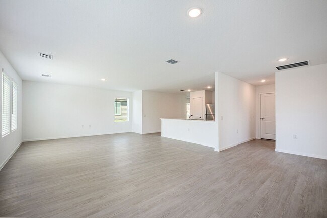 Building Photo - 606 W Cypress St