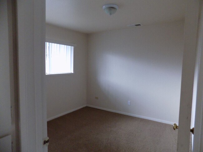 Building Photo - 498 Hintz Ave