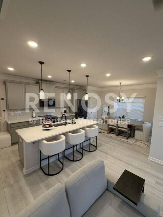Building Photo - The fully furnished 3 Bedroom 3 bath home is just what you need!