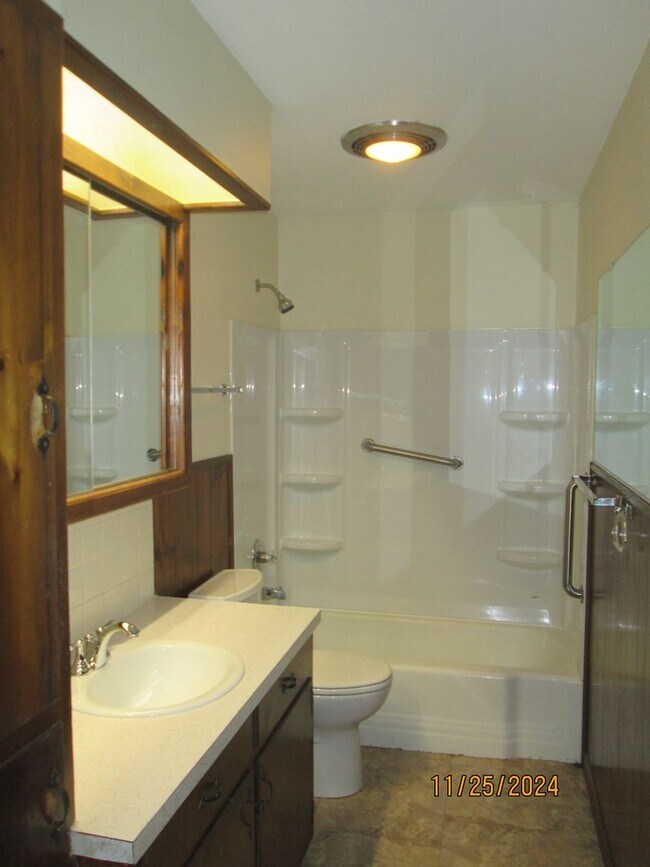 Building Photo - TRIPLEX UNIT - 2 Bedroom, 1 Bath, Carport