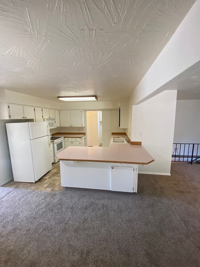Building Photo - SINGLE FAMILY HOME ON HILLCREST (APP#72)
