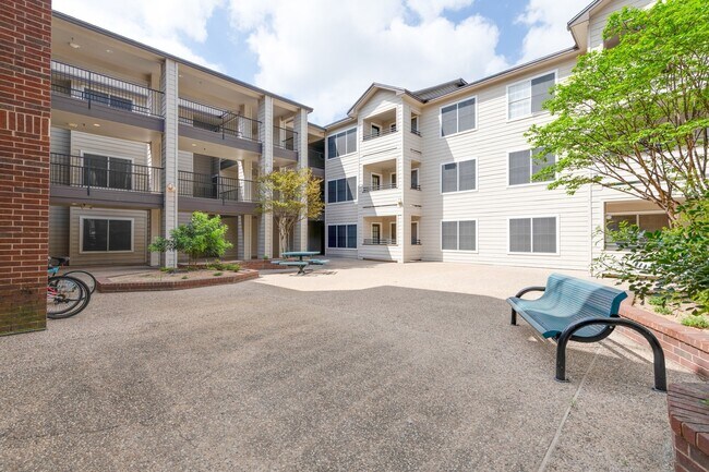 Building Photo - UT PRE LEASE: 3 bed/ 2 bath, West campus 1 Block to UT, 2 reserved parking spaces