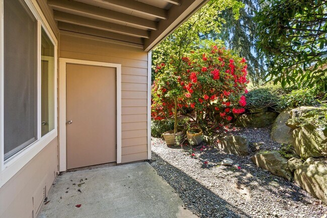 Building Photo - Well Maintained Condo