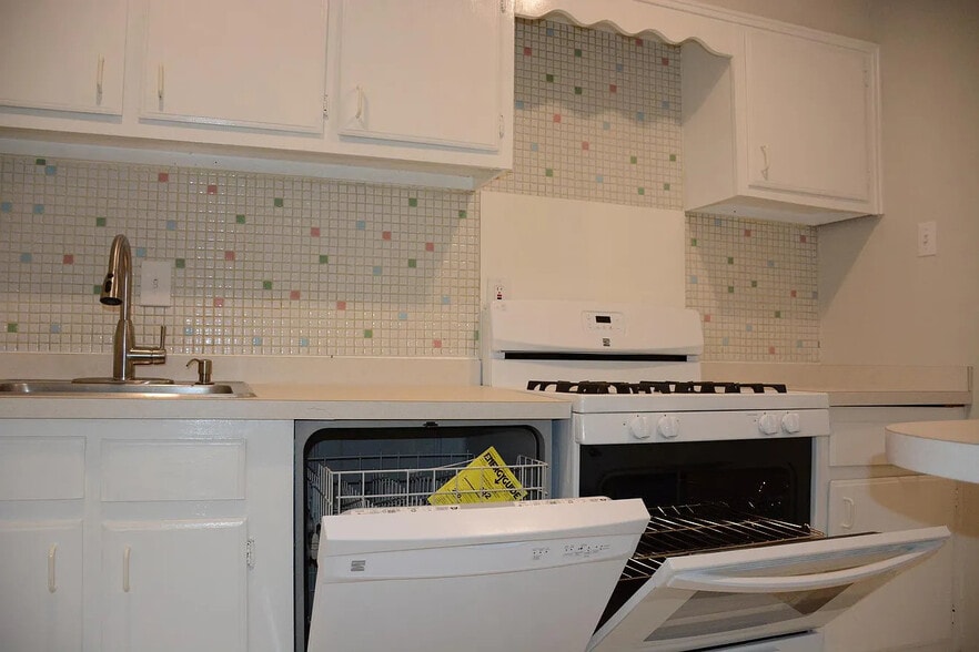 Building Photo - 217 Victor Pkwy Unit F