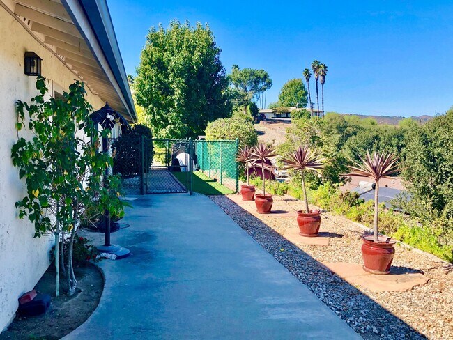 Building Photo - Beautiful Custom Home in Fallbrook, just m...
