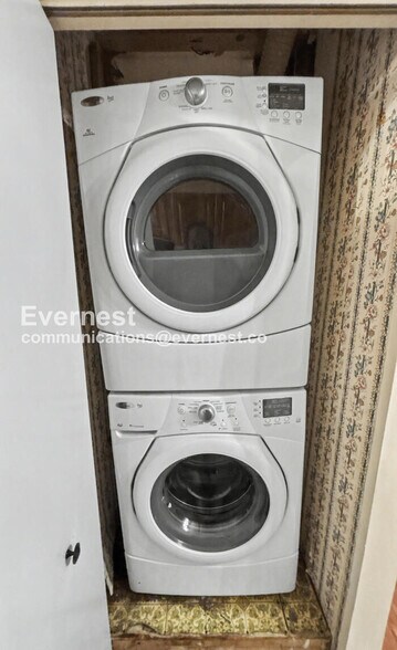 Building Photo - 2324 Woodbrook Cir N