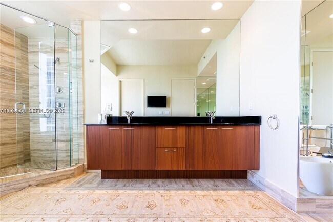 Building Photo - 16001 Collins Ave