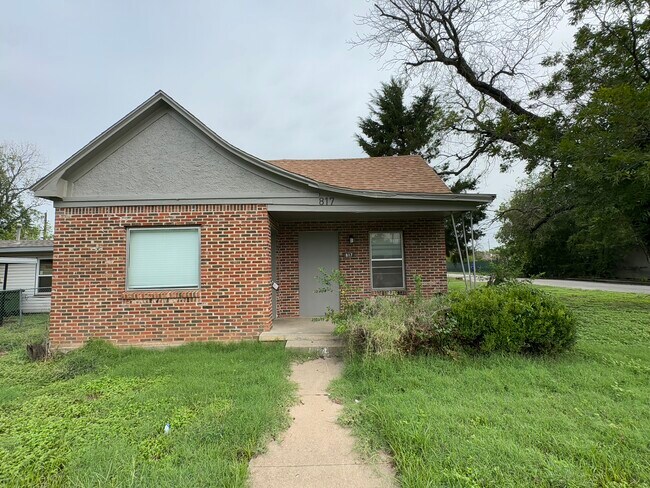 Building Photo - 817 SE 18th St