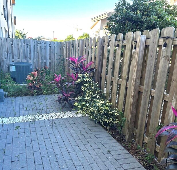 Building Photo - 7855 NW 104th Ave