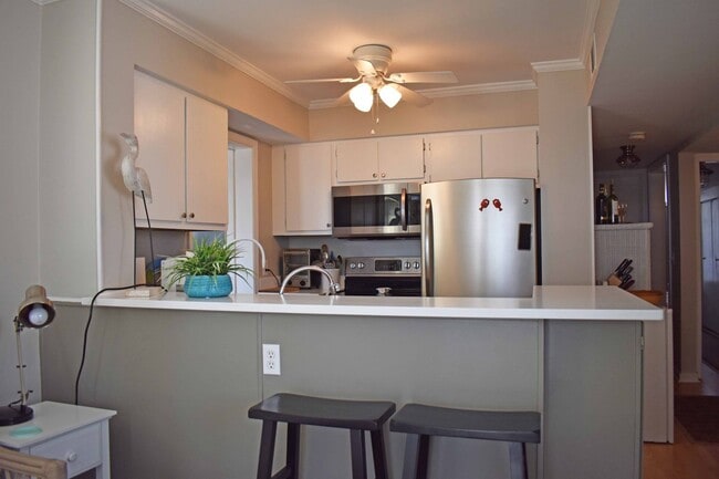 Building Photo - Adorable Waterfront Condo