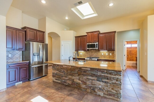 Building Photo - Beautiful Home in the Golf Course Area