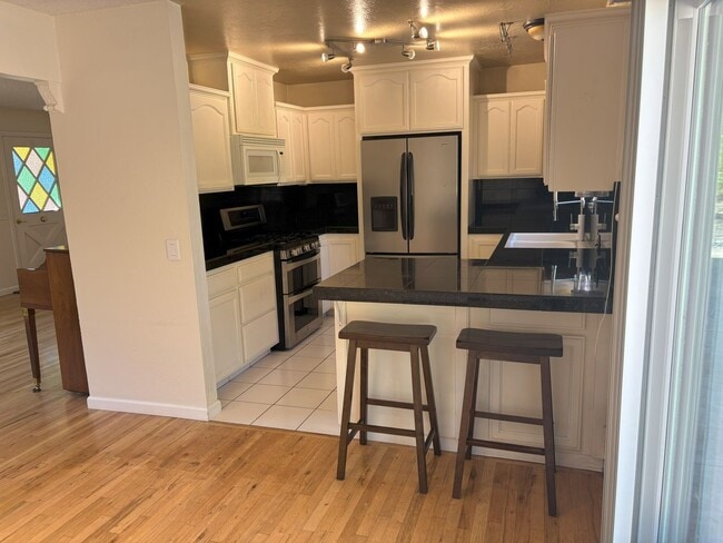 Building Photo - Stunning home in fabulous location!  They ...