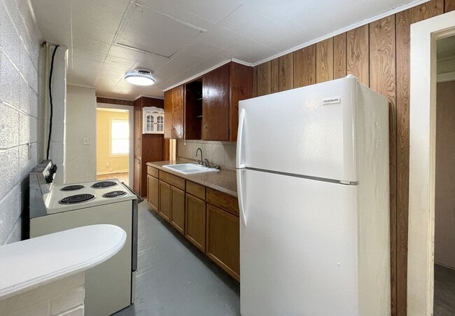 Building Photo - 3 Bedroom 1 Bathroom house