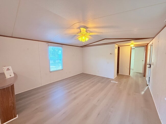 Building Photo - Single Wide Home 5 minutes to Wrightsville Beach and UNCW 2 bedroom with deck