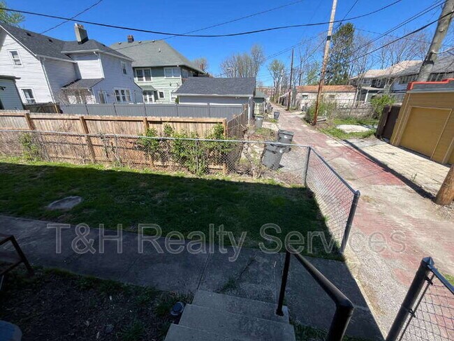 Building Photo - 514 E 33rd St