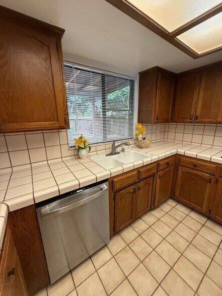 Building Photo - 2704 Pinewood Dr